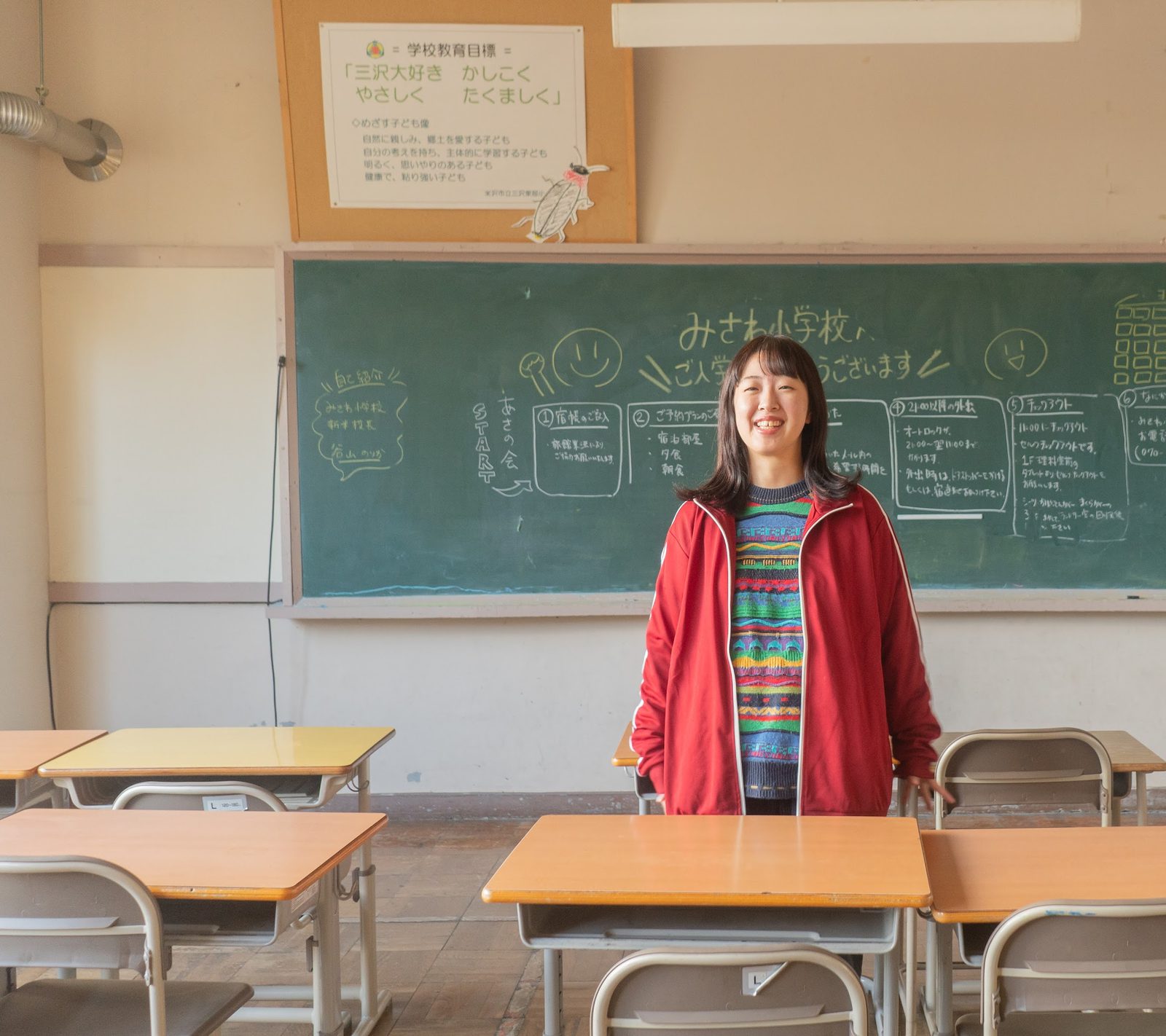 とこことの教室で出迎えるスタッフと、入学おめでとうの黒板